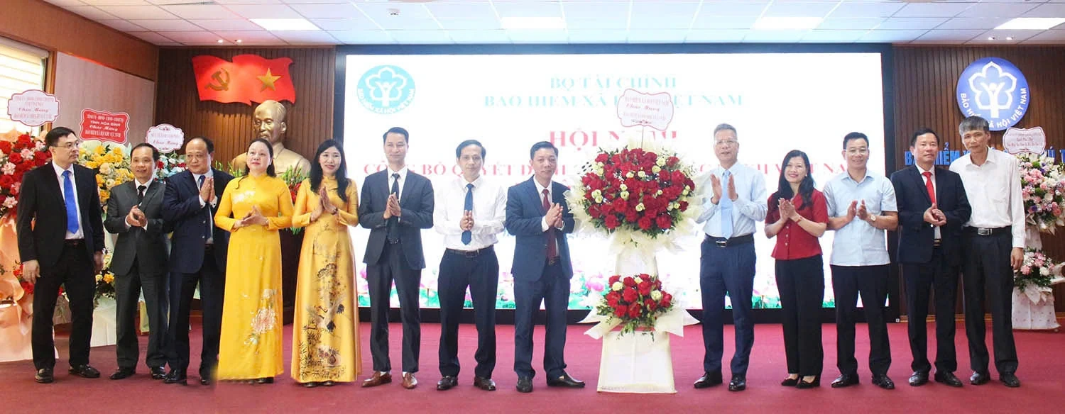 Công bố Quyết định thành lập Bảo hiểm Xã hội khu vực XVIII và các Quyết định về công tác cán bộ