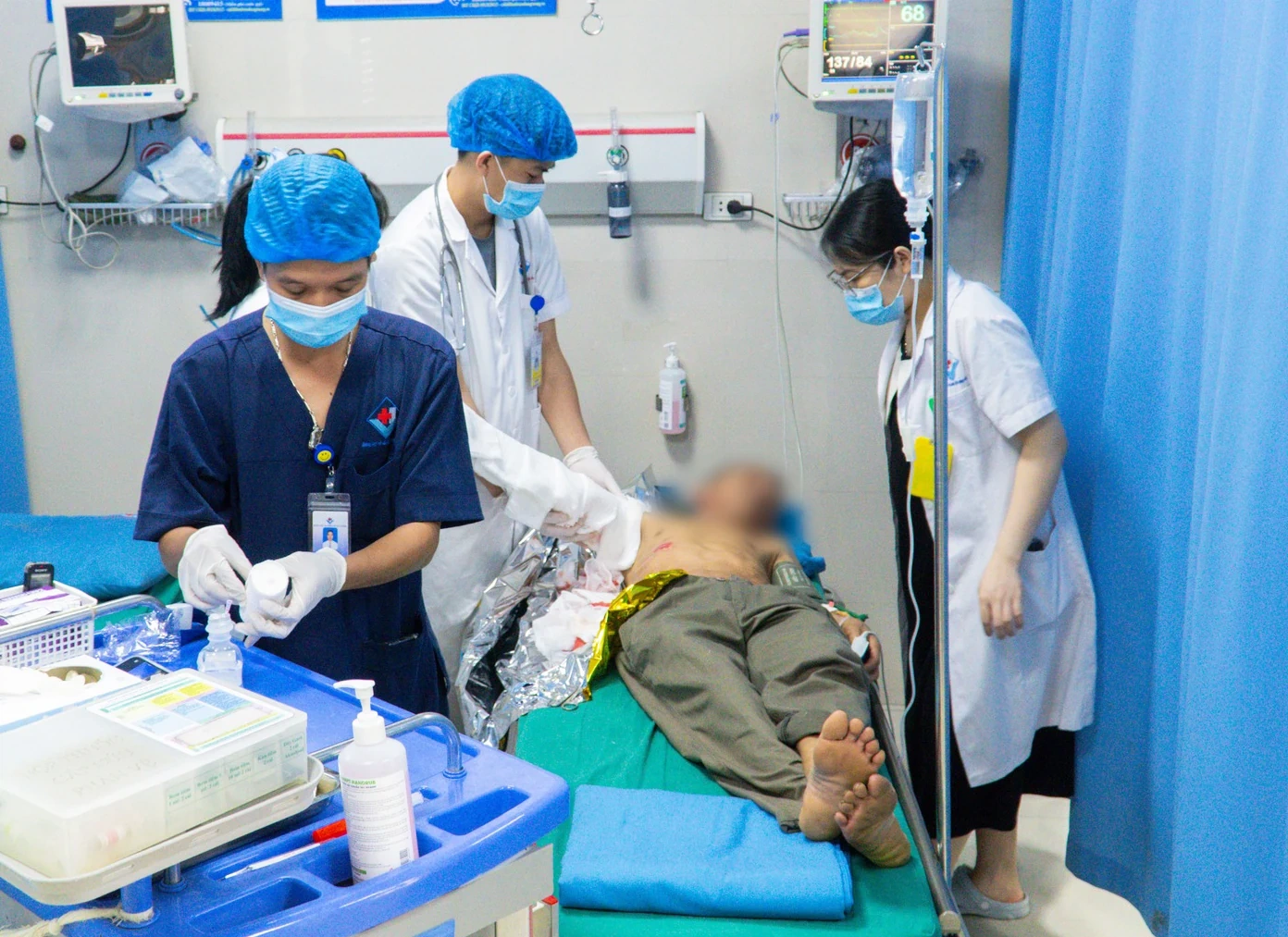 Cấp cứu người bệnh bị lóc da vùng cánh và cẳng tay phải do tai nạn lao động