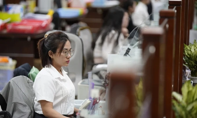 Cán bộ tỉnh, huyện về cấp xã được giữ nguyên lương trong 6 tháng