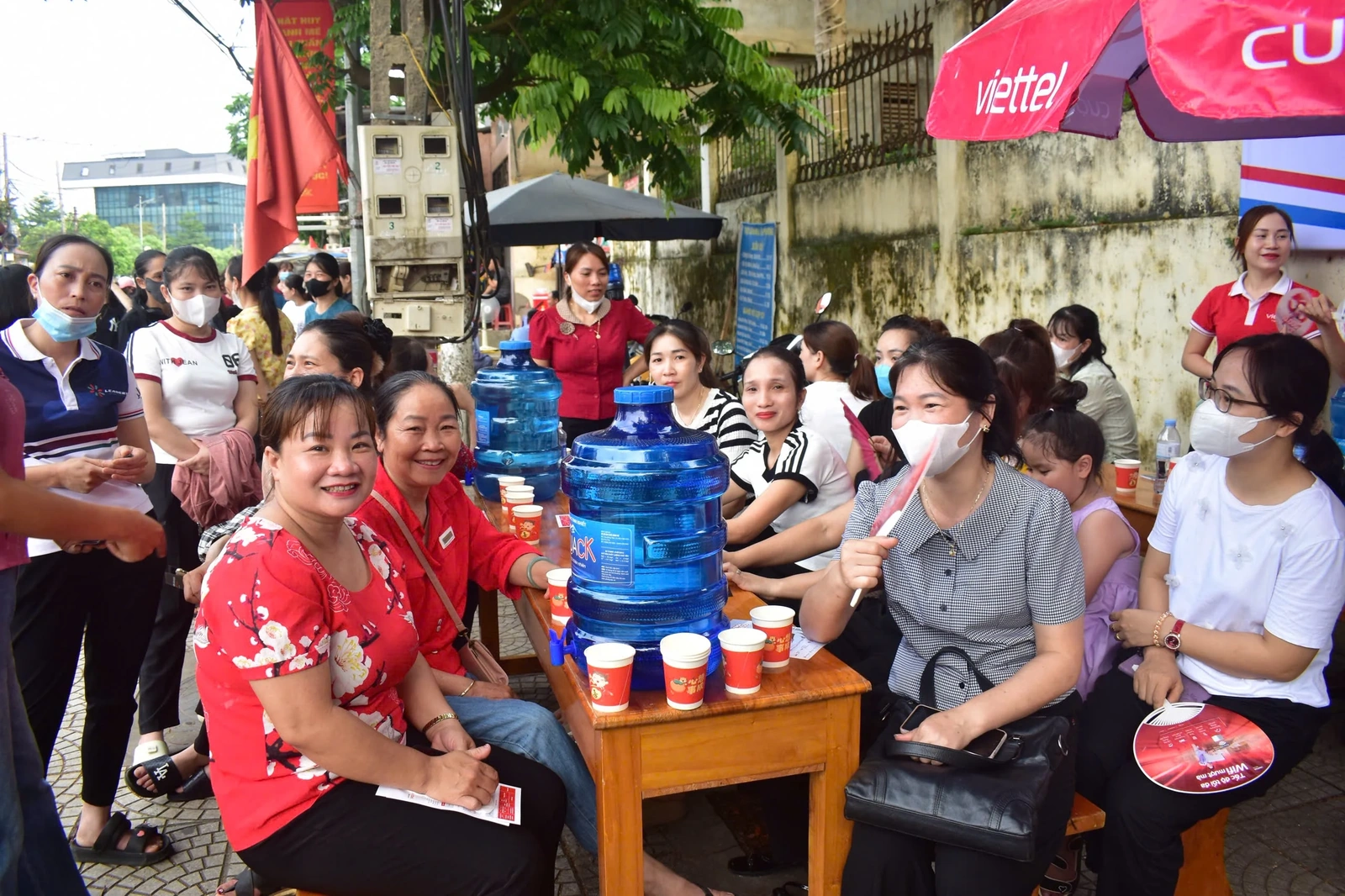 Phụ huynh tiếp sức cho con bước vào kỳ thi tuyển sinh lớp 10 THPT