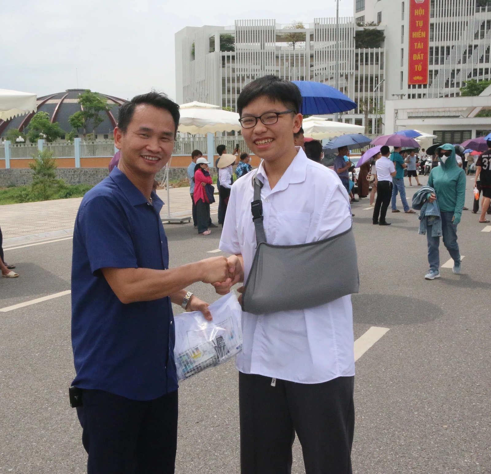 Phụ huynh tiếp sức cho con bước vào kỳ thi tuyển sinh lớp 10 THPT