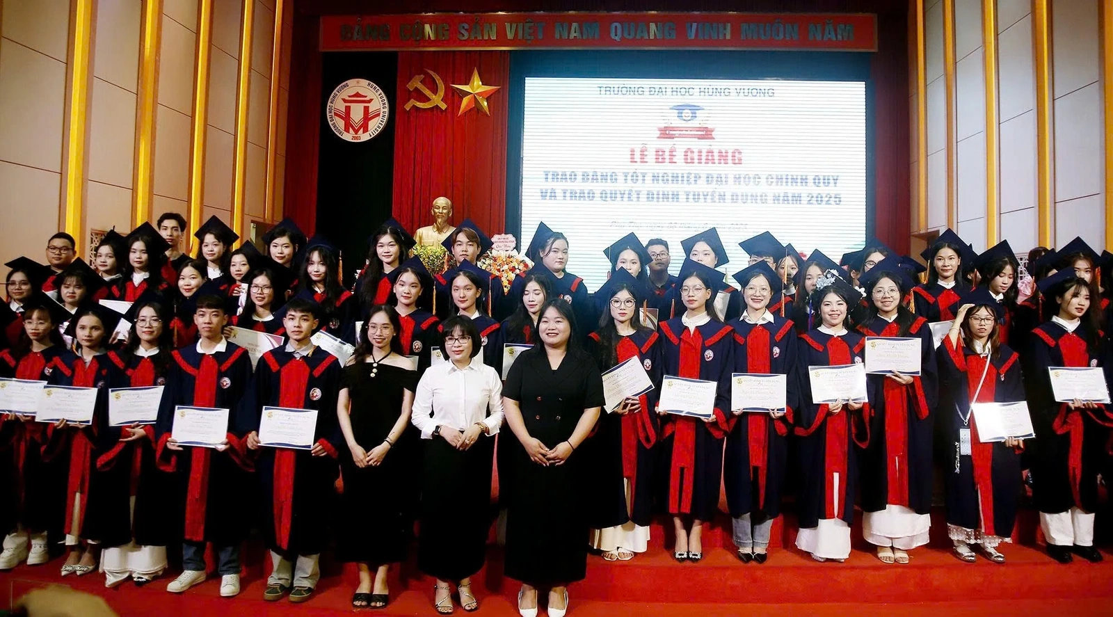 Lễ bế giảng và trao Bằng tốt nghiệp Đại học chính quy