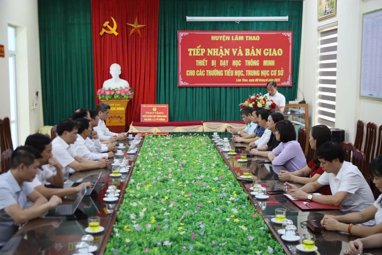 Công ty CP Supe Phốt phát và Hóa chất Lâm Thao: Bàn giao thiết bị dạy học thông minh