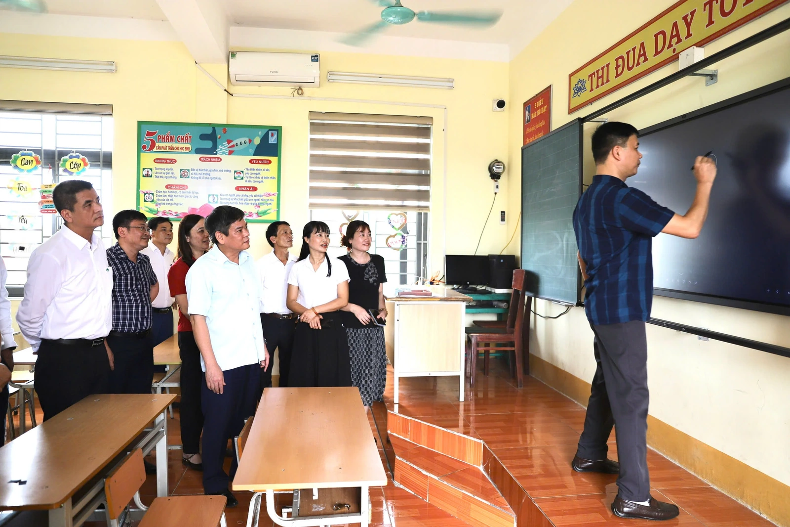 Công ty CP Supe Phốt phát và Hóa chất Lâm Thao: Bàn giao thiết bị dạy học thông minh