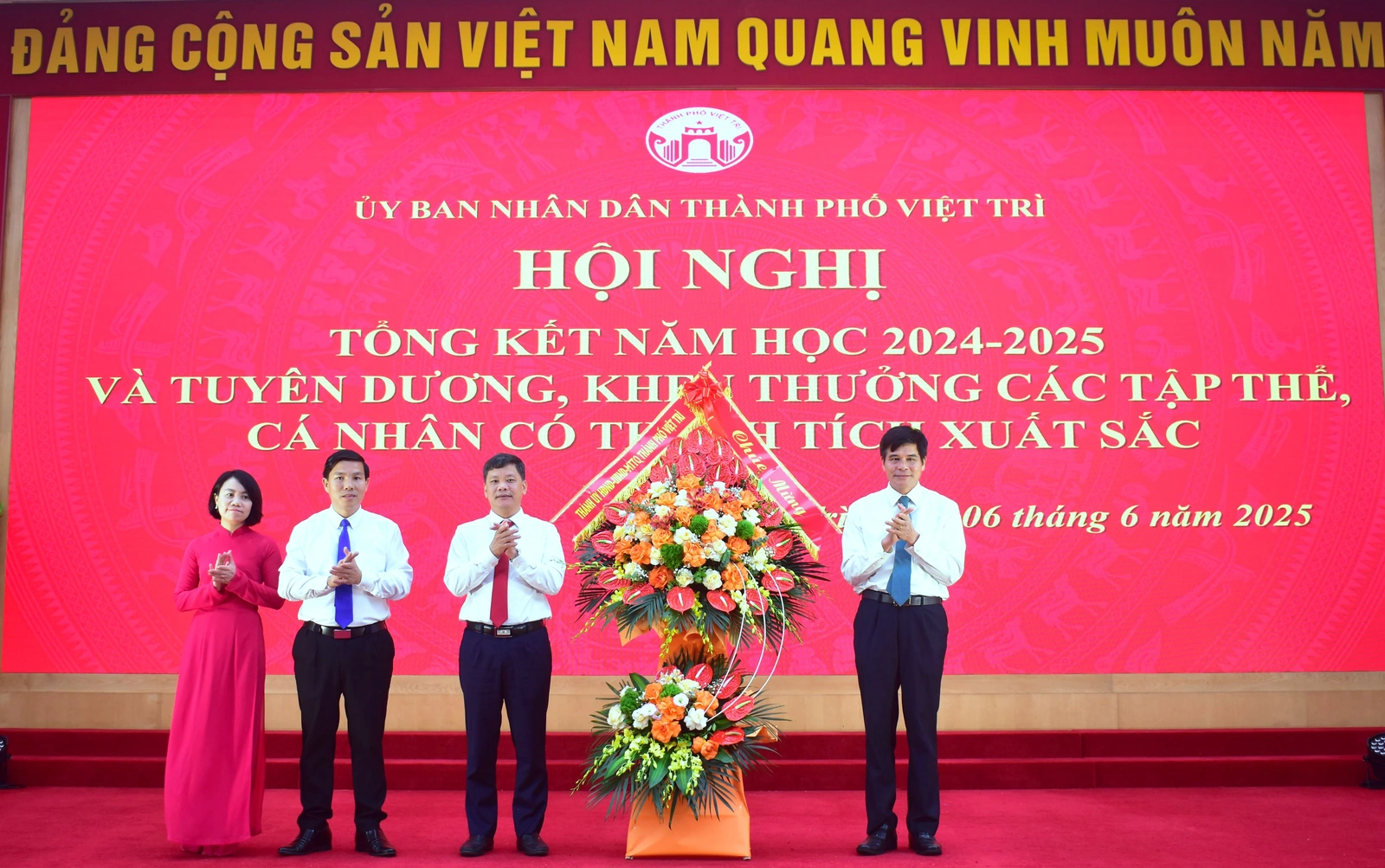 Tuyên dương, khen thưởng các tập thể, cá nhân có thành tích xuất sắc năm học 2024-2025