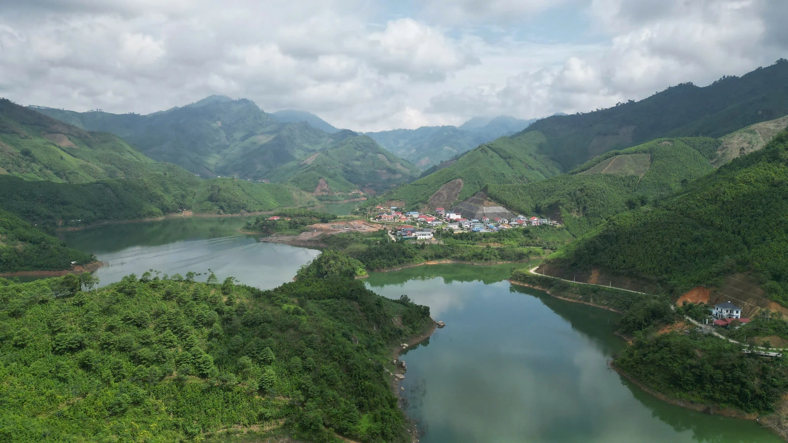Toàn cảnh hồ chứa nước Ngòi Giành