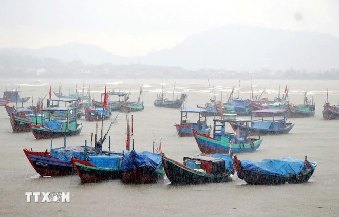 Thời tiết ngày 13/6: Bão liên tục đổi hướng, vùng gần tâm giật cấp 13