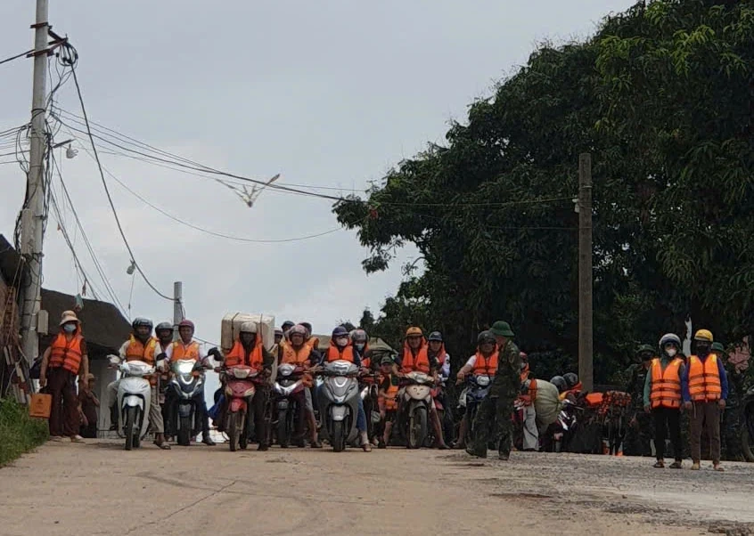 Vận hành phà quân sự đảm bảo giao thông thay thế cầu phao Phong Châu