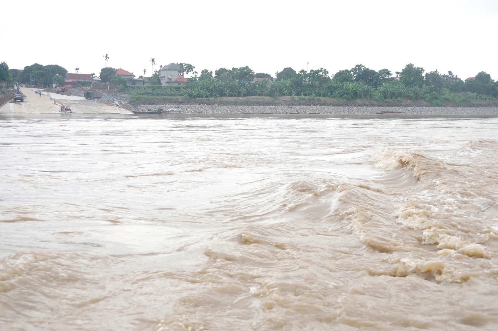 Chưa thể vận hành phà quân sự và nối lại cầu phao Phong Châu do nước lớn