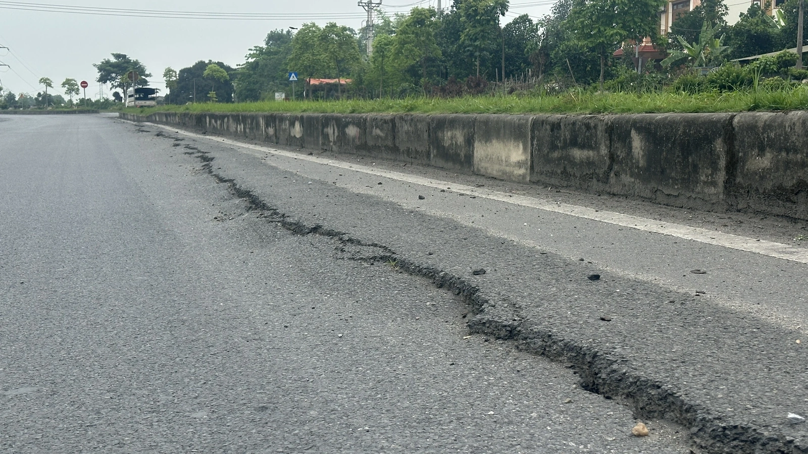 Vết nứt trên tuyến đường Âu Cơ sẽ sớm được xử lý trong tháng 6 sau phản ánh của Báo Phú Thọ