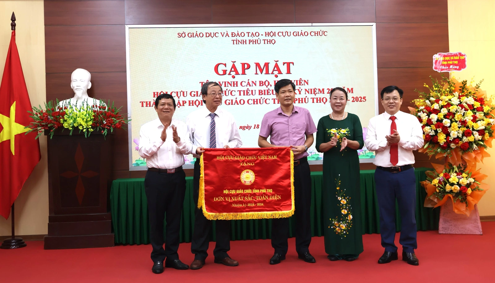 Gặp mặt tôn vinh cán bộ, hội viên Hội Cựu giáo chức tiêu biểu