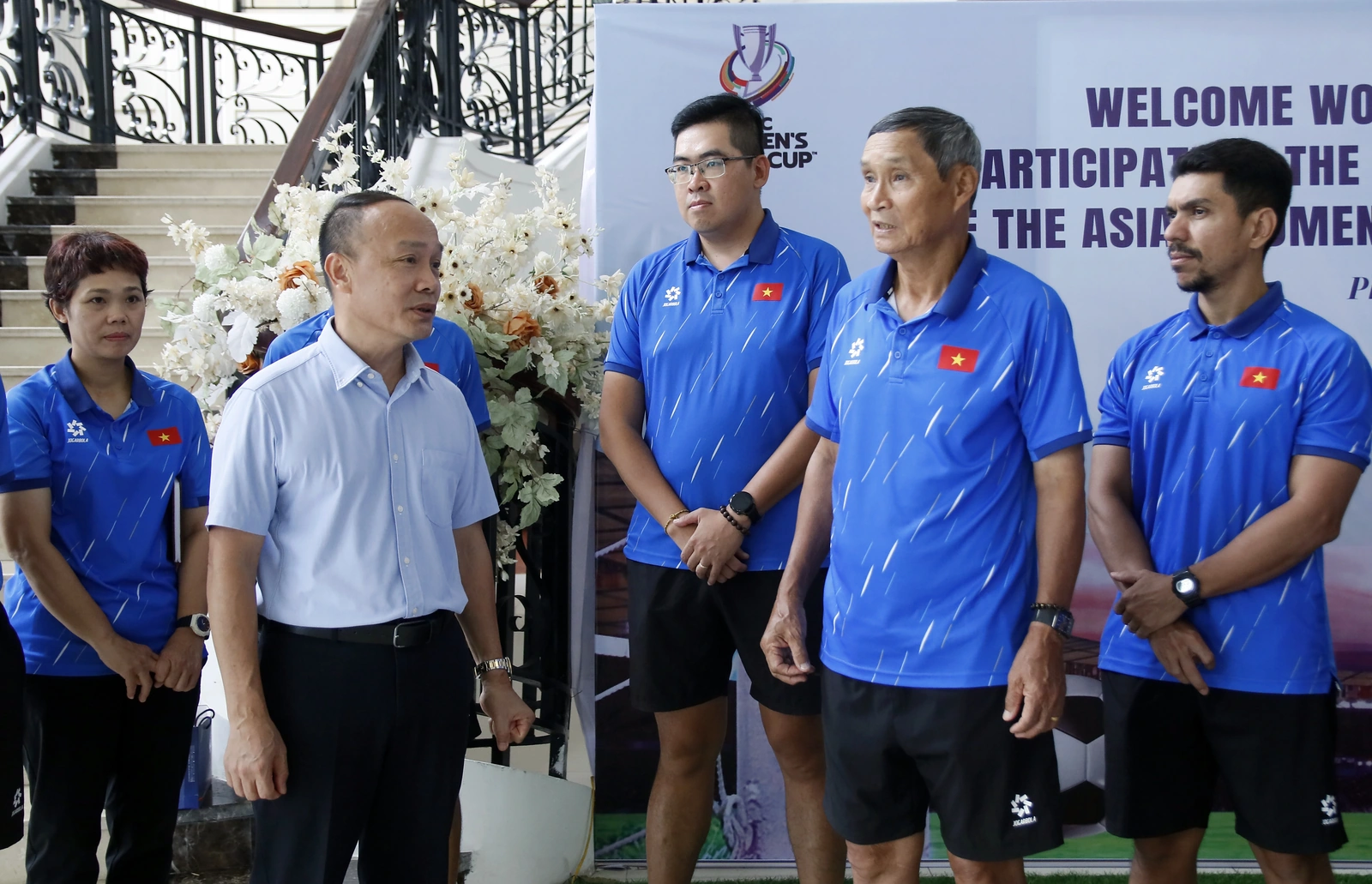 Tổng thư kí VFF gặp mặt động viên Đội tuyển nữ Việt Nam