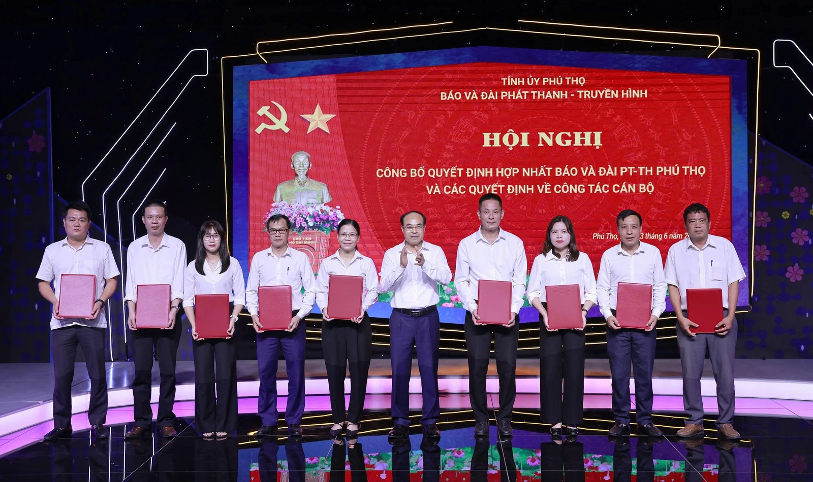 Công bố quyết định thành lập Báo và Đài Phát thanh - Truyền hình Phú Thọ