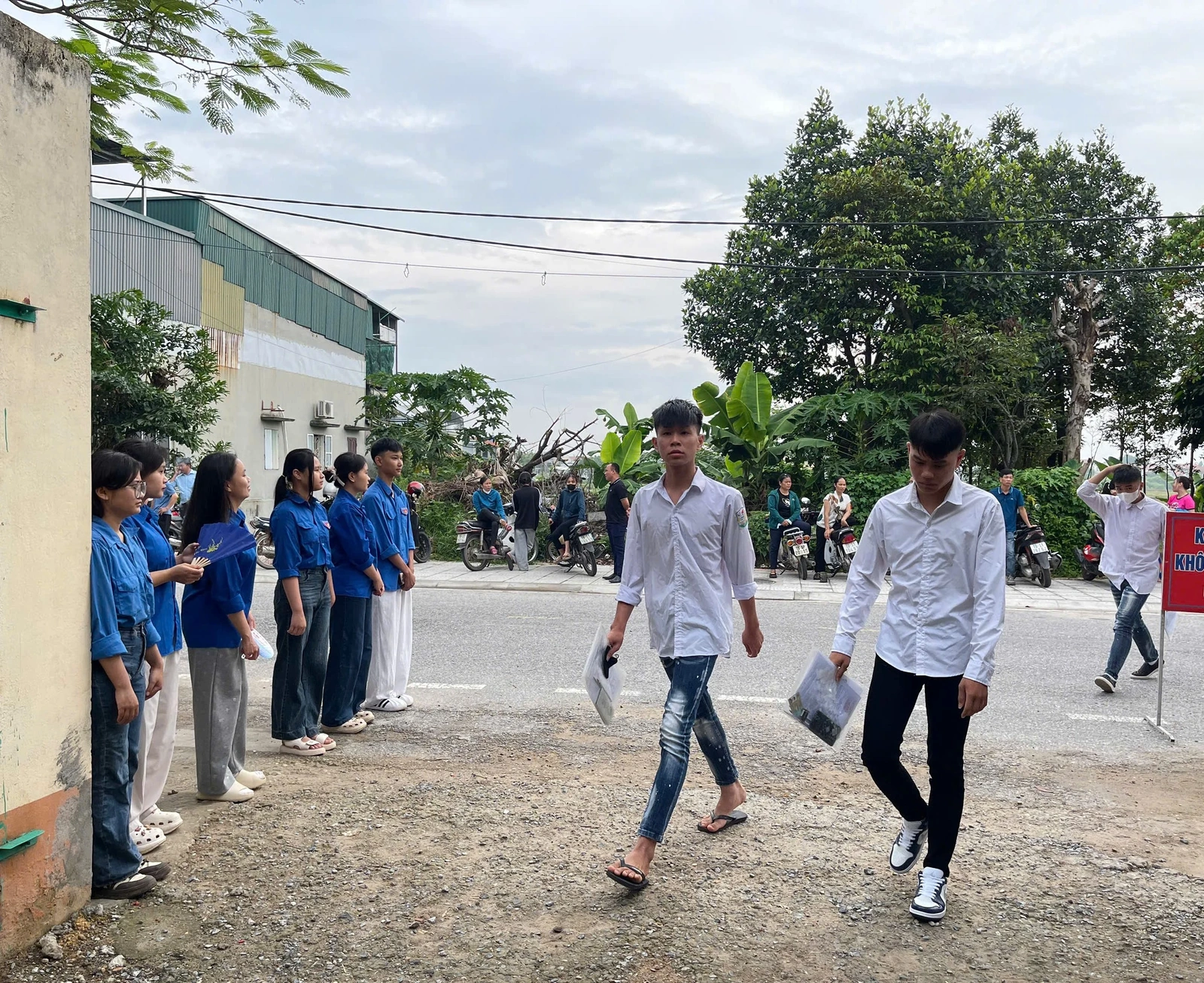 Thí sinh bước vào ngày thi thứ hai - Kỳ thi tốt nghiệp THPT năm 2025