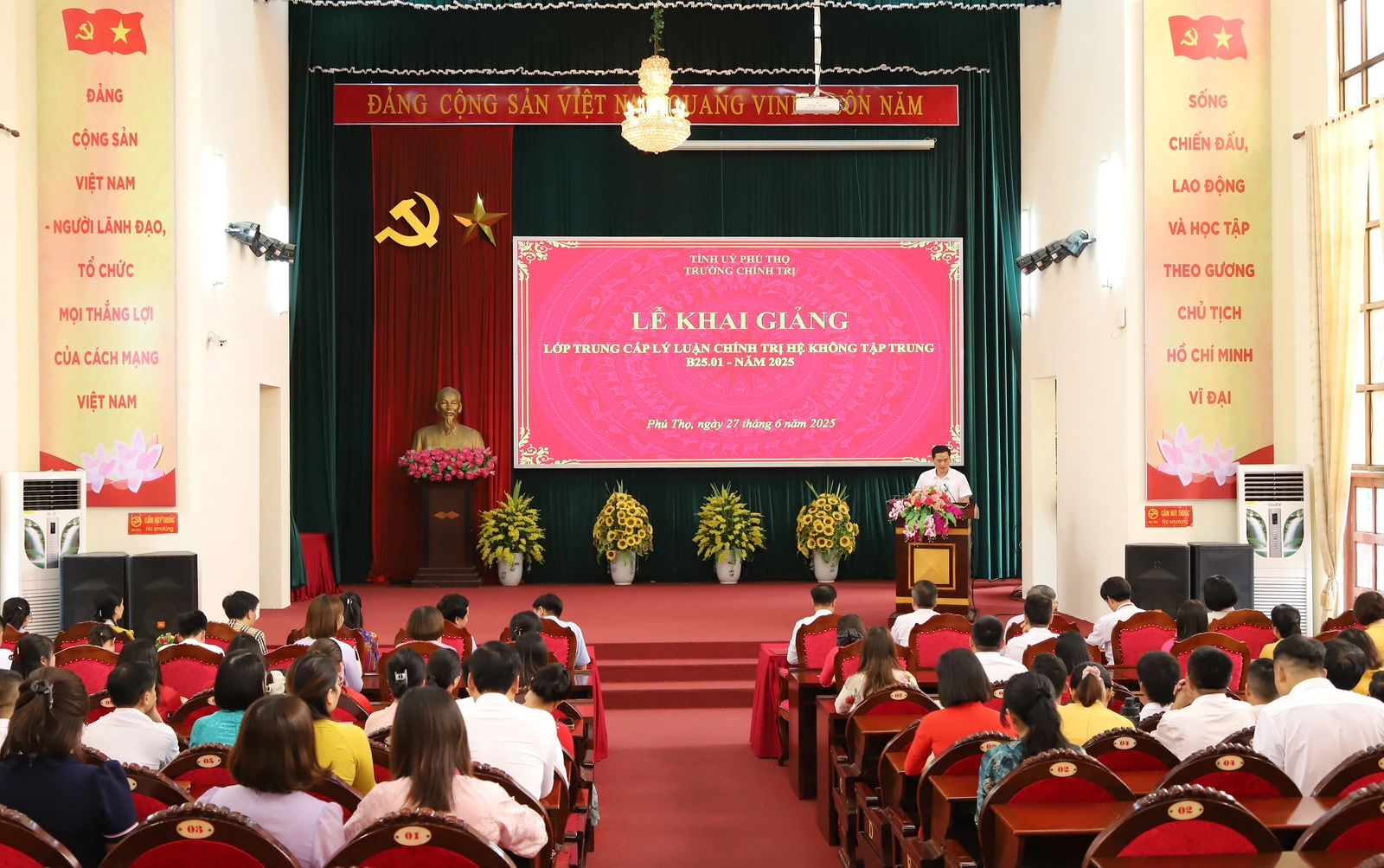 Khai giảng lớp Trung cấp lý luận chính trị hệ không tập trung B25.01