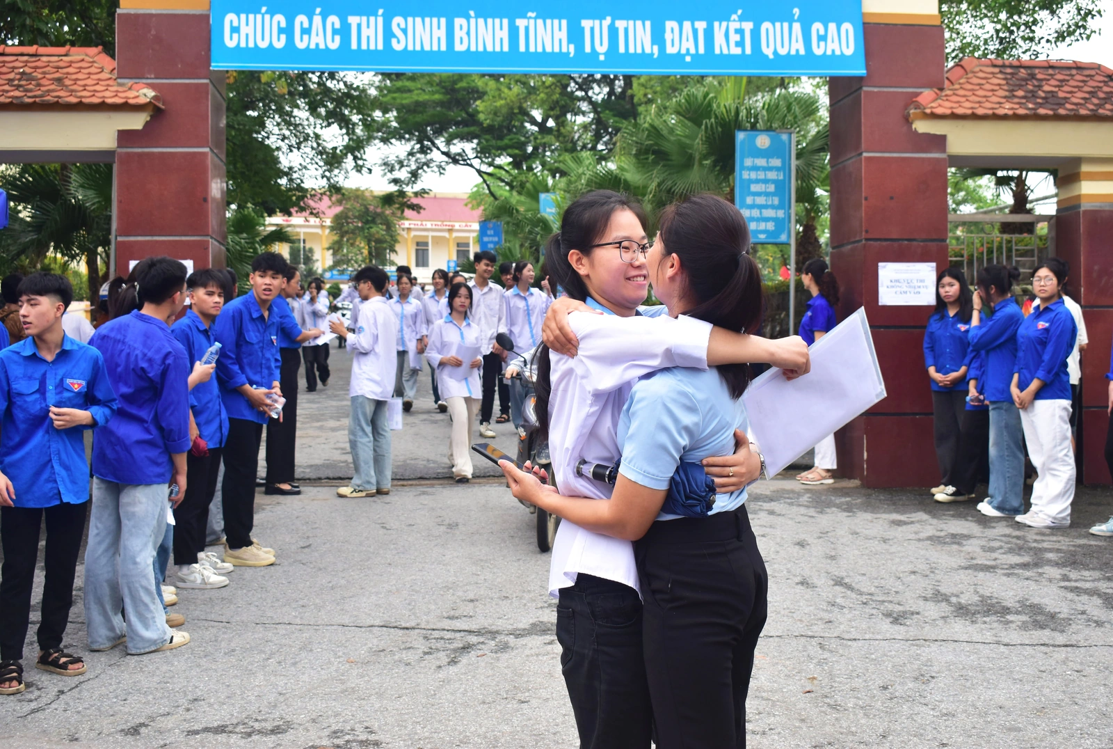 Những hình ảnh đẹp trong ngày thi đầu tiên Kỳ thi tốt nghiệp THPT năm 2025