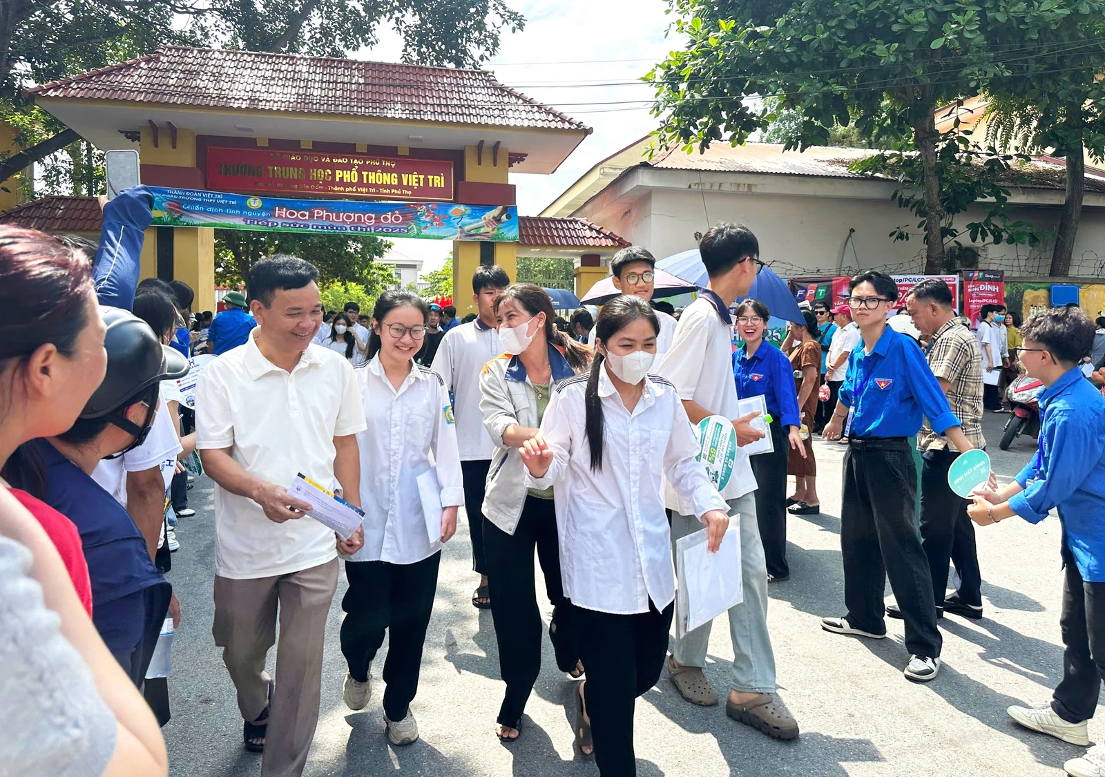 Những hình ảnh đẹp trong ngày thi đầu tiên Kỳ thi tốt nghiệp THPT năm 2025