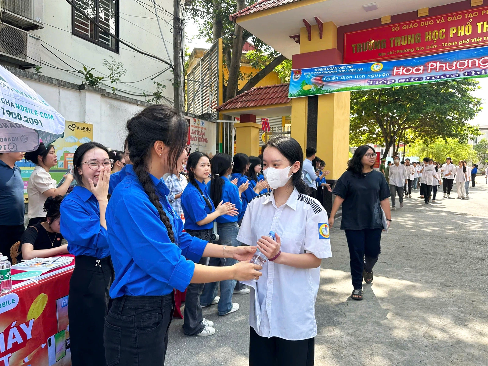 Những hình ảnh đẹp trong ngày thi đầu tiên Kỳ thi tốt nghiệp THPT năm 2025