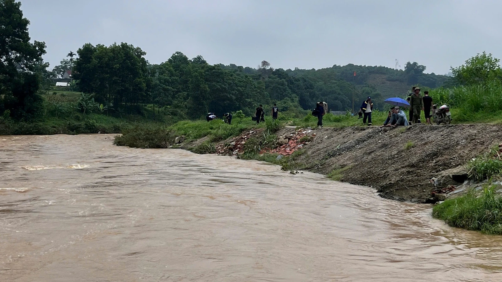 Tìm thấy thi thể nạn nhân mất tích khi bị nước lũ cuốn