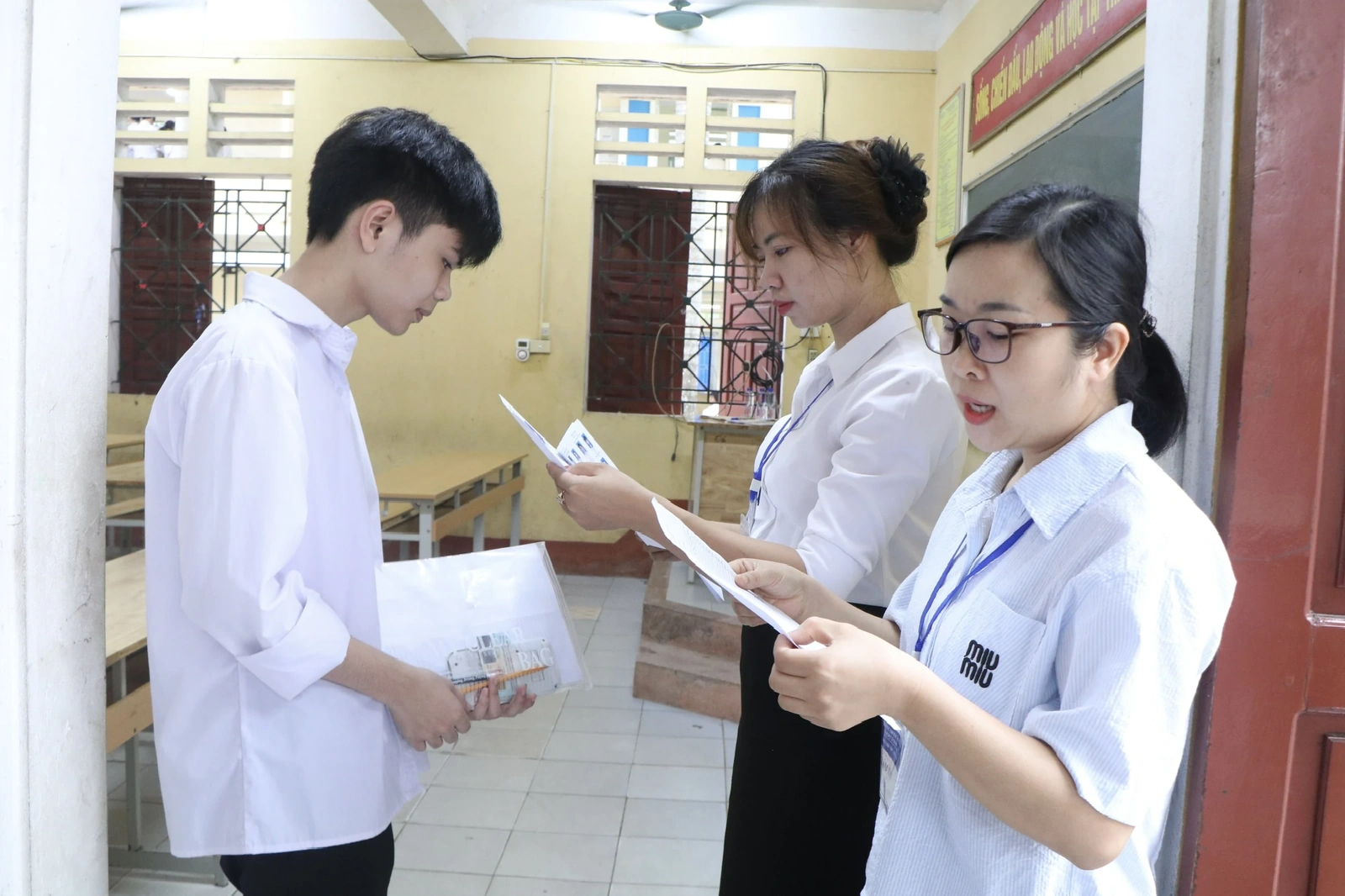 Thí sinh bước vào ngày thi thứ hai - Kỳ thi tốt nghiệp THPT năm 2025