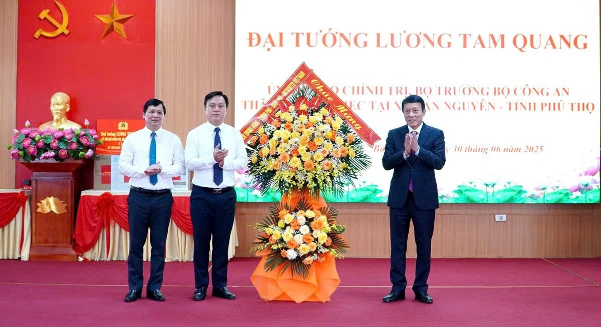Bộ trưởng Bộ Công an Lương Tam Quang thăm và làm việc tại xã Bản Nguyên