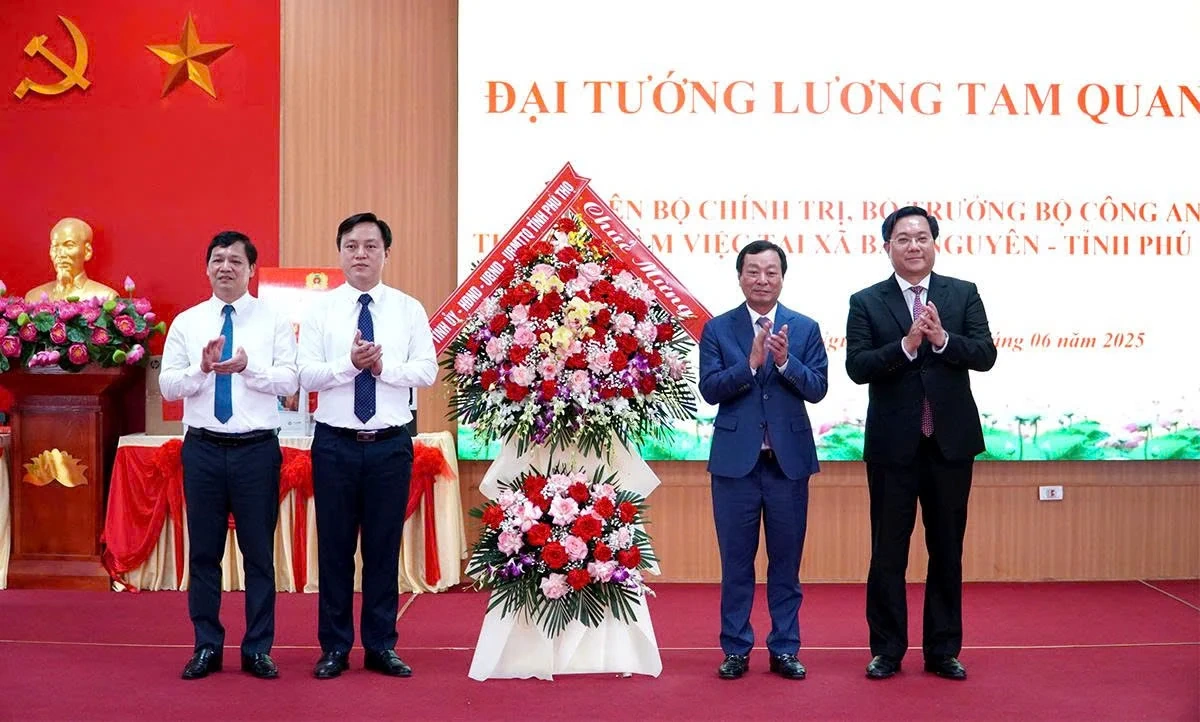 Bộ trưởng Bộ Công an Lương Tam Quang thăm và làm việc tại xã Bản Nguyên