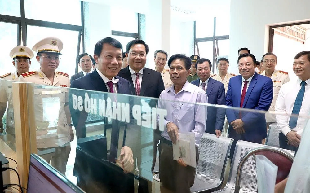 Bộ trưởng Bộ Công an Lương Tam Quang thăm và làm việc tại xã Bản Nguyên