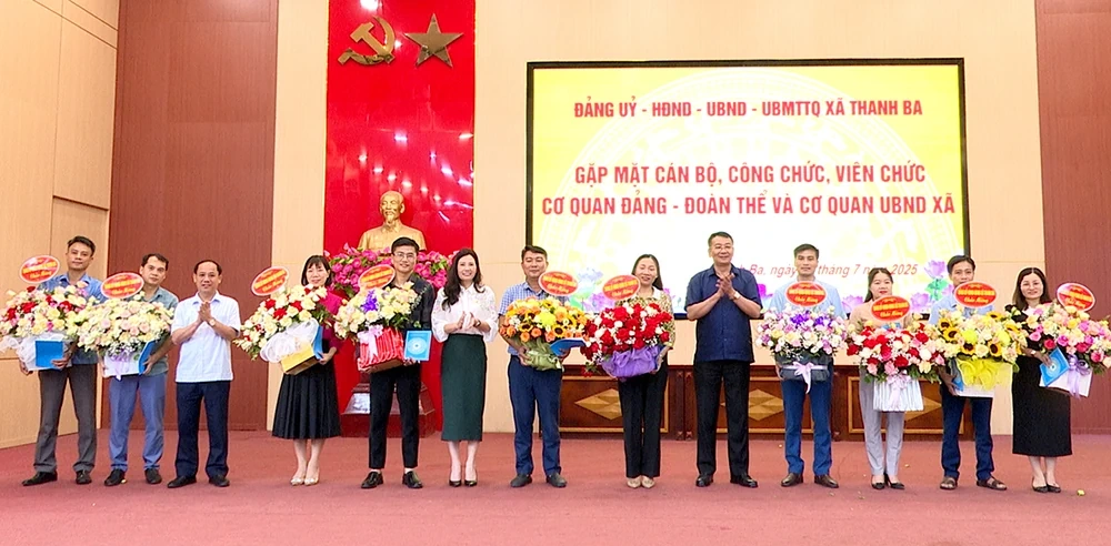 Xã Thanh Ba gặp mặt CBCC, viên chức cơ quan Đảng, đoàn thể, UBND xã