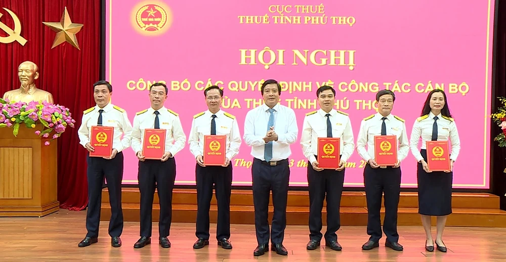 Công bố các quyết định về công tác cán bộ của cơ quan Thuế tỉnh Phú Thọ
