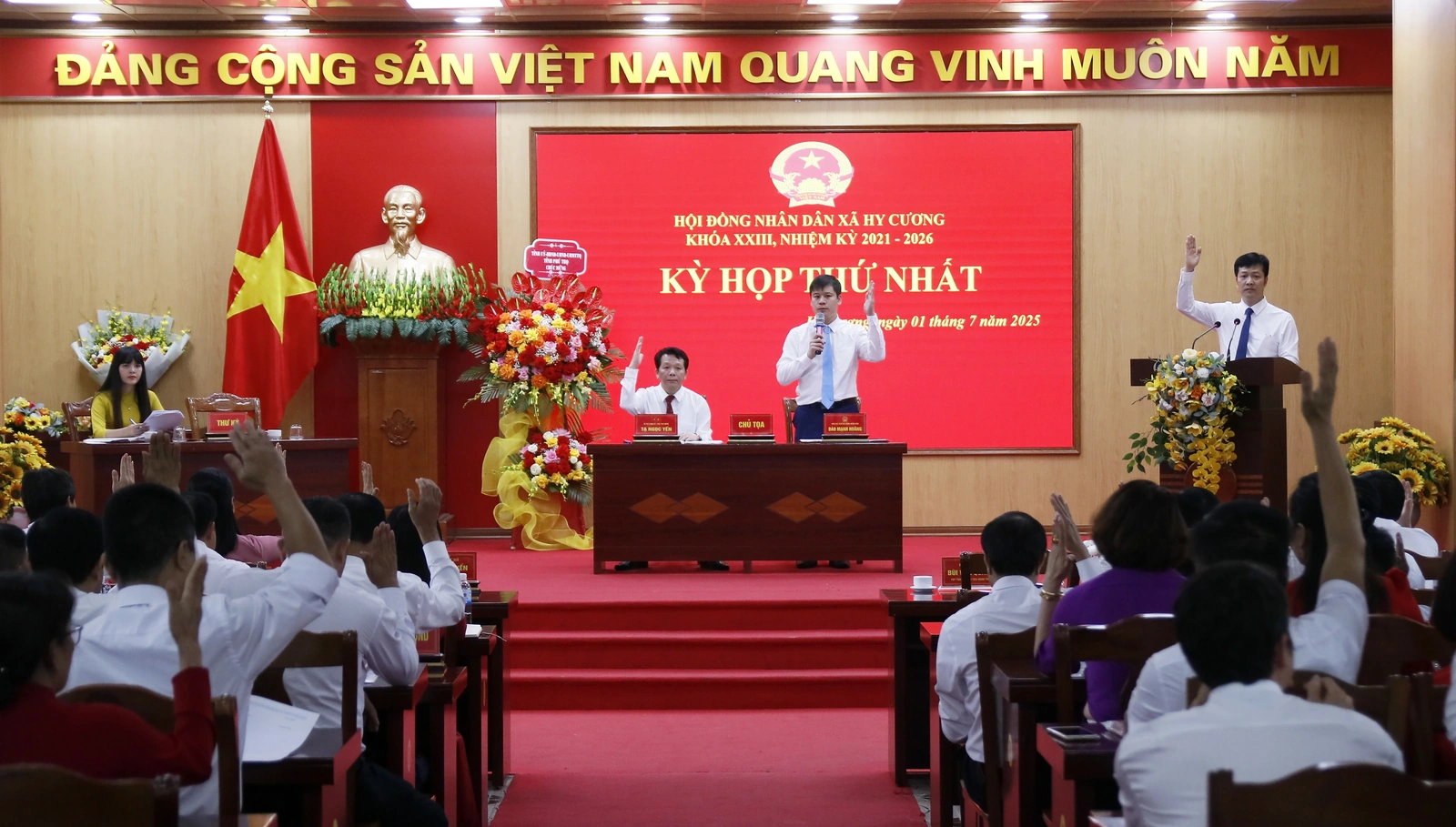 Chủ tịch HĐND tỉnh Bùi Văn Quang dự chỉ đạo Kỳ họp thứ Nhất HĐND xã Hy Cương