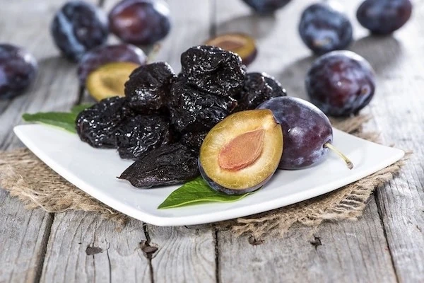 5 lý do nên thêm mận tươi và mận khô vào chế độ ăn hàng ngày