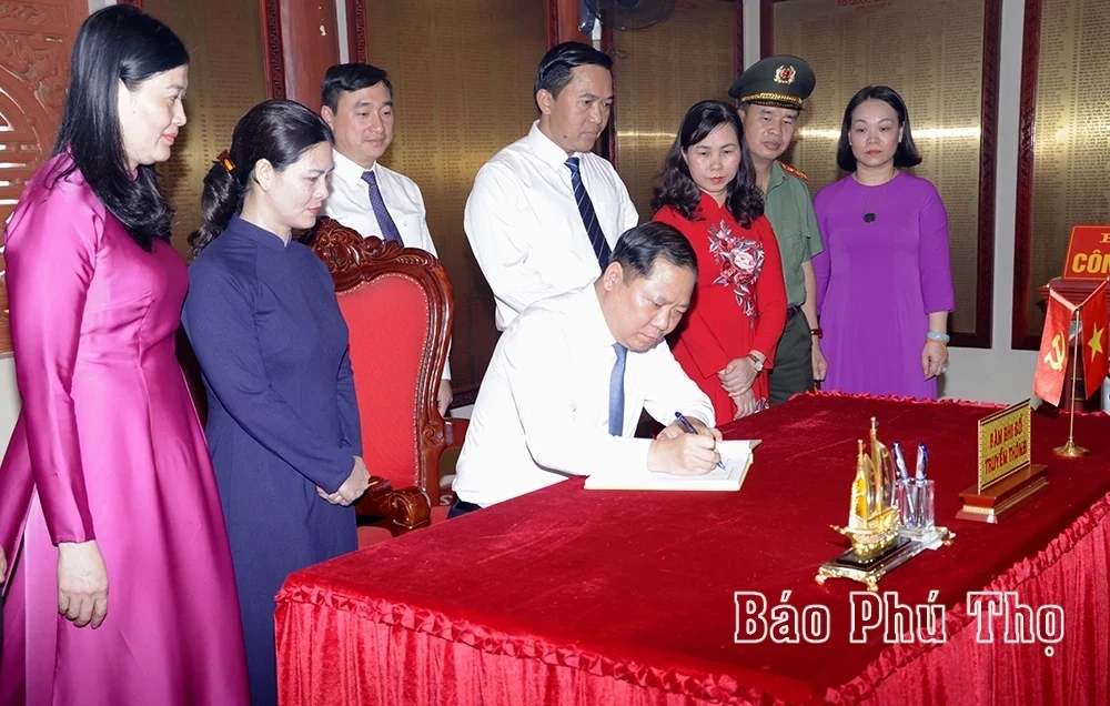 Dâng hương tưởng niệm các anh hùng liệt sĩ tại Nghĩa trang liệt sĩ quốc gia Vị Xuyên