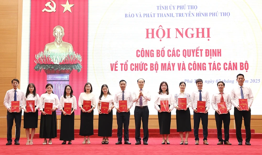 Công bố quyết định về tổ chức bộ máy và công tác cán bộ của Báo và phát thanh, truyền hình Phú Thọ