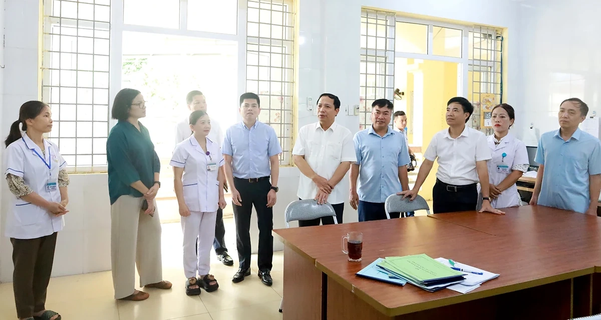 Phó Chủ tịch UBND tỉnh Nguyễn Văn Toàn kiểm tra tình hình hoạt động của chính quyền xã Liên Sơn