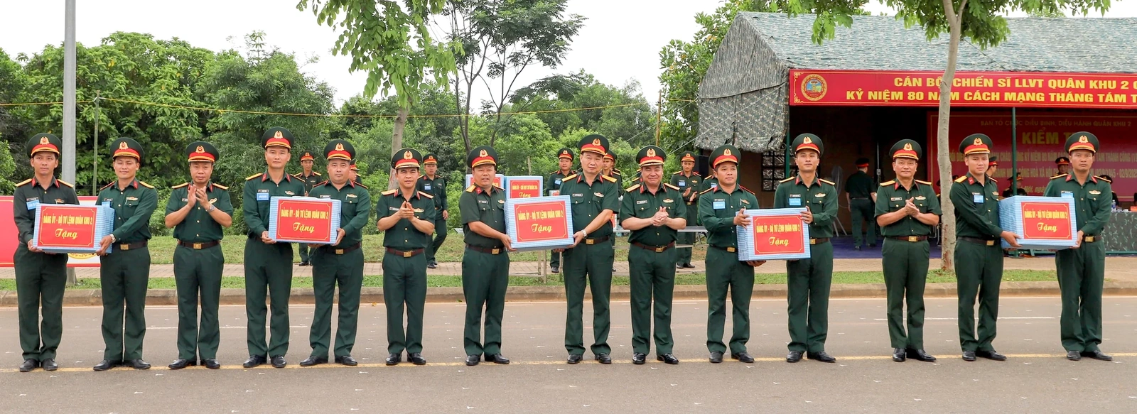 Trung tướng Phạm Đức Duyên và đoàn công tác Quân khu 2 thăm, động viên lực lượng diễu binh, diễu hành