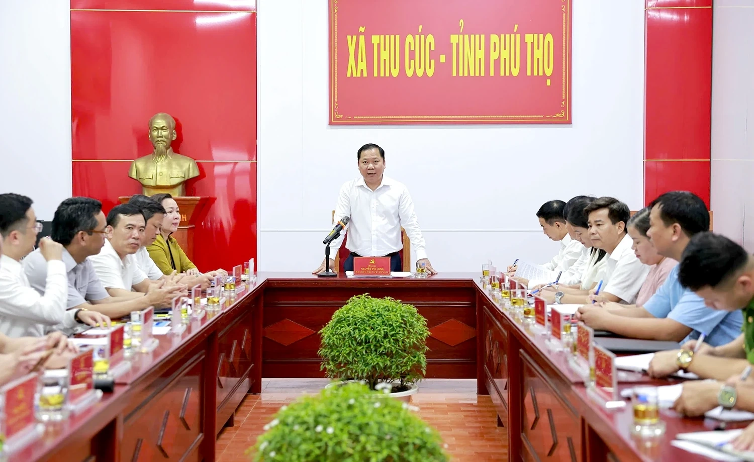 Phó Bí thư Thường trực Tỉnh ủy Nguyễn Phi Long thăm và làm việc tại xã Thu Cúc