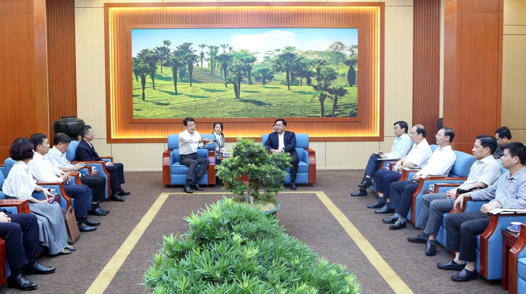 Chairman of Phu Tho Provincial People’s Committee works with leaders of Phu My Hung Development Company Limited