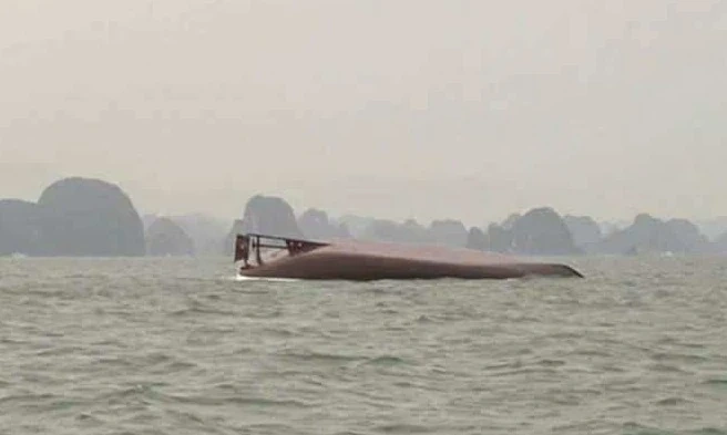 Lật tàu chở 53 người trên vịnh Hạ Long