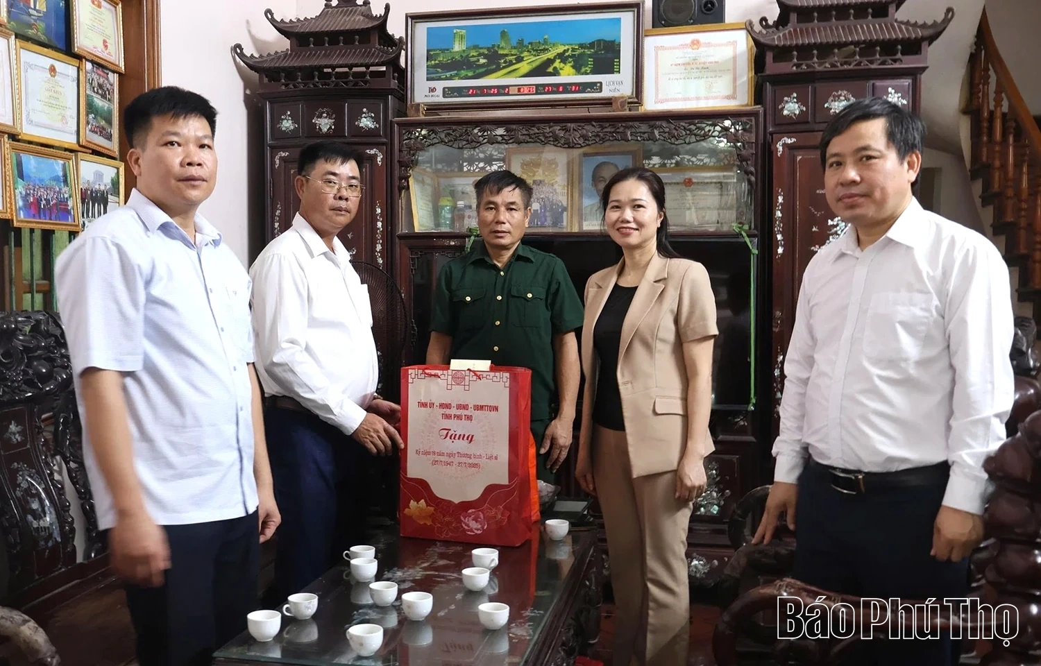 Phó Bí thư Tỉnh ủy Bùi Thị Minh thăm, tặng quà thương binh, bệnh binh trên địa bàn xã Mường Động