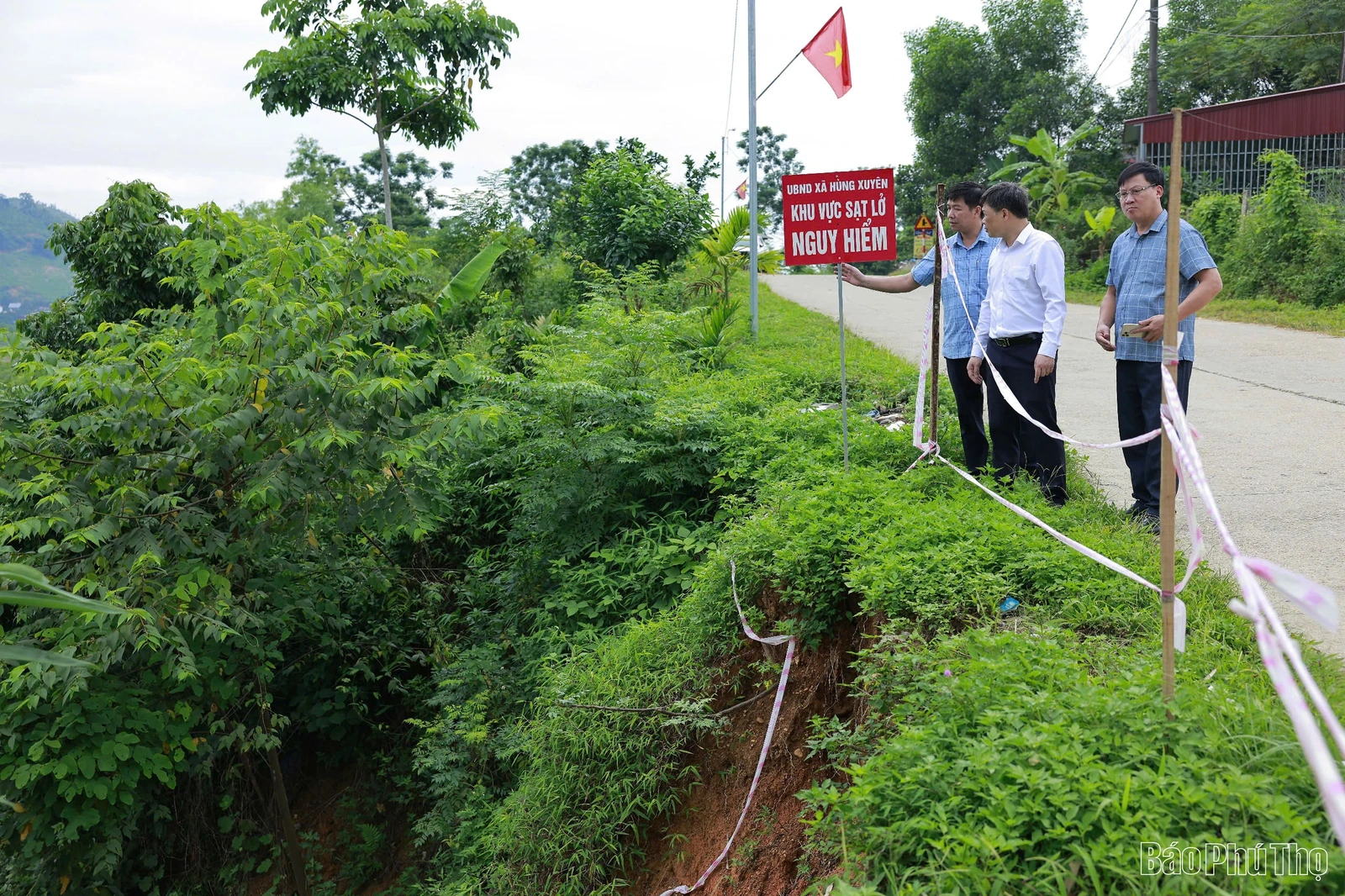 Xã Chí Đám kiểm tra các vị trí đê, trạm bơm trước diễn biến phức tạp của bão số 3