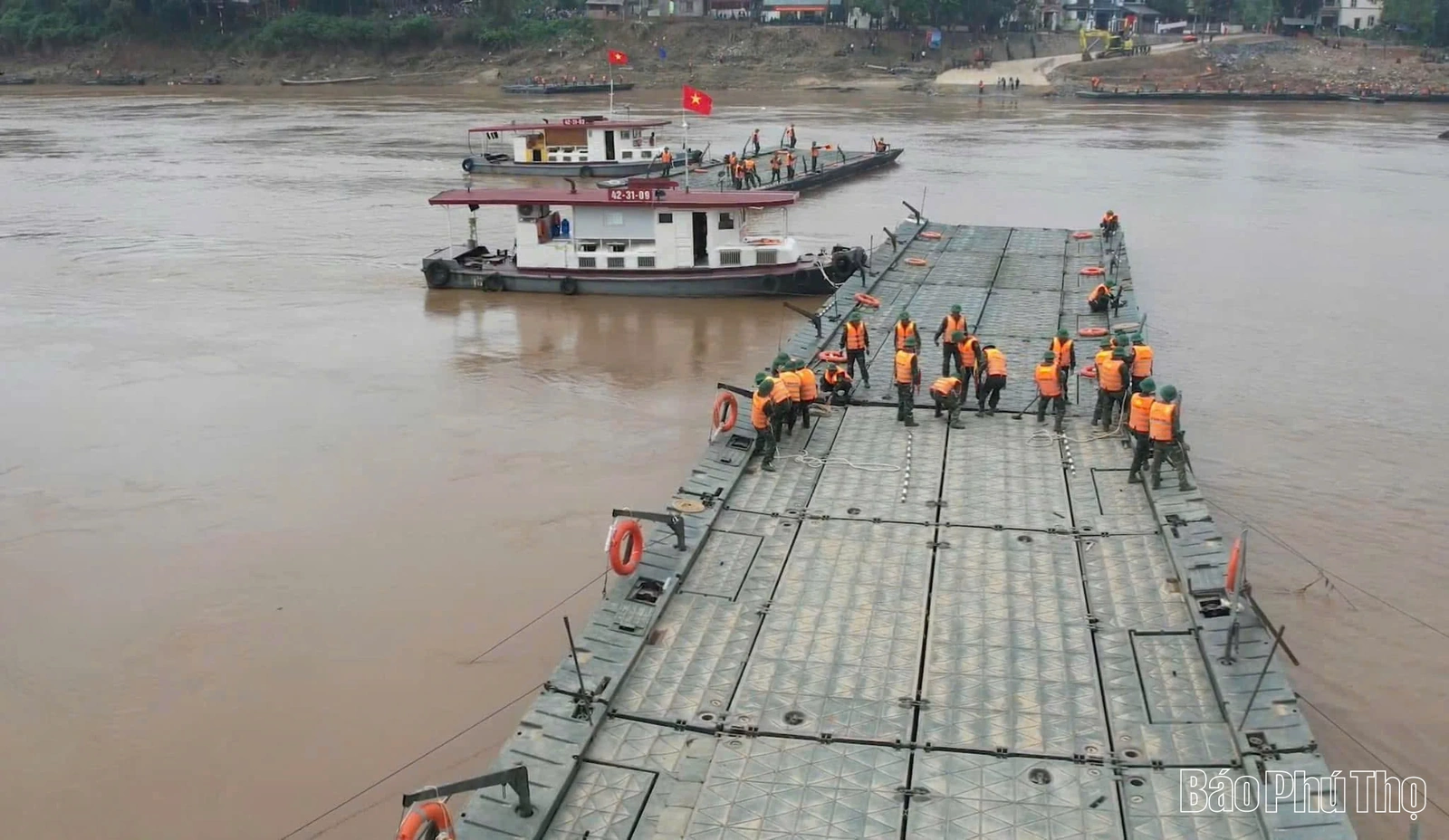 Cầu phao Phong Châu hoạt động trở lại từ 11 giờ 30 ngày 23/7