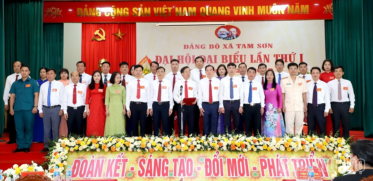 Chủ tịch UBND tỉnh Trần Duy Đông dự, chỉ đạo Đại hội Đảng bộ xã Tam Sơn lần thứ I