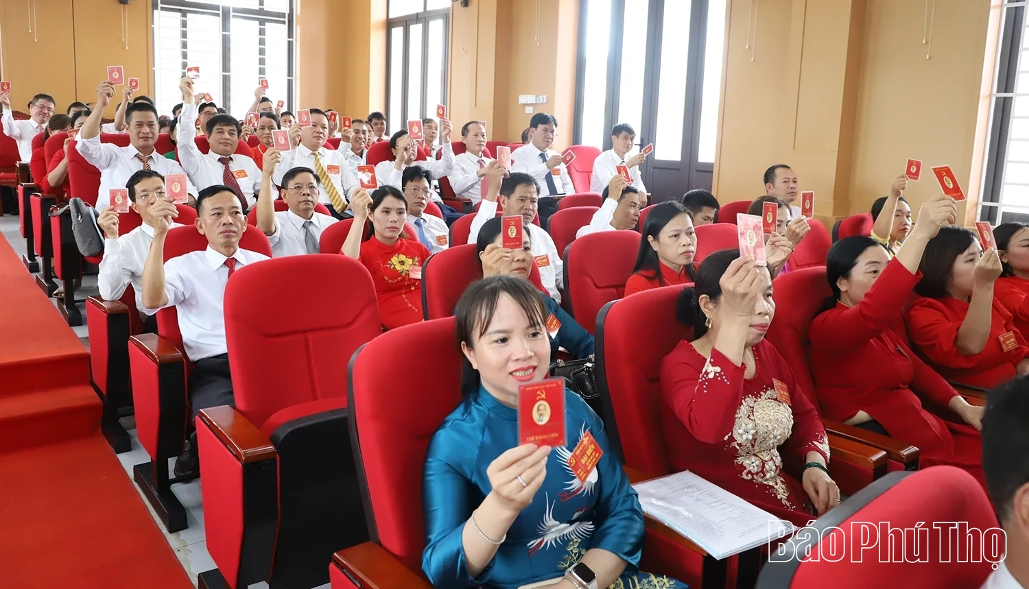 Chủ tịch UBND tỉnh Trần Duy Đông dự, chỉ đạo Đại hội Đảng bộ xã Tam Sơn lần thứ I