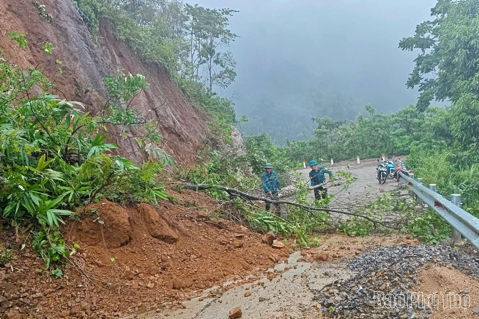 Sau bão là nỗi lo sạt lở đất