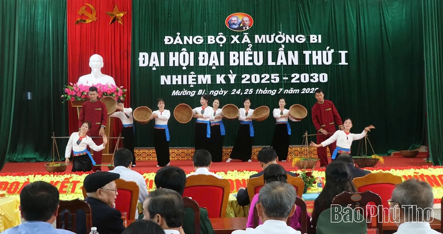 Phó Bí thư Thường trực Tỉnh ủy Nguyễn Phi Long dự và chỉ đạo Đại hội Đảng bộ xã Mường Bi