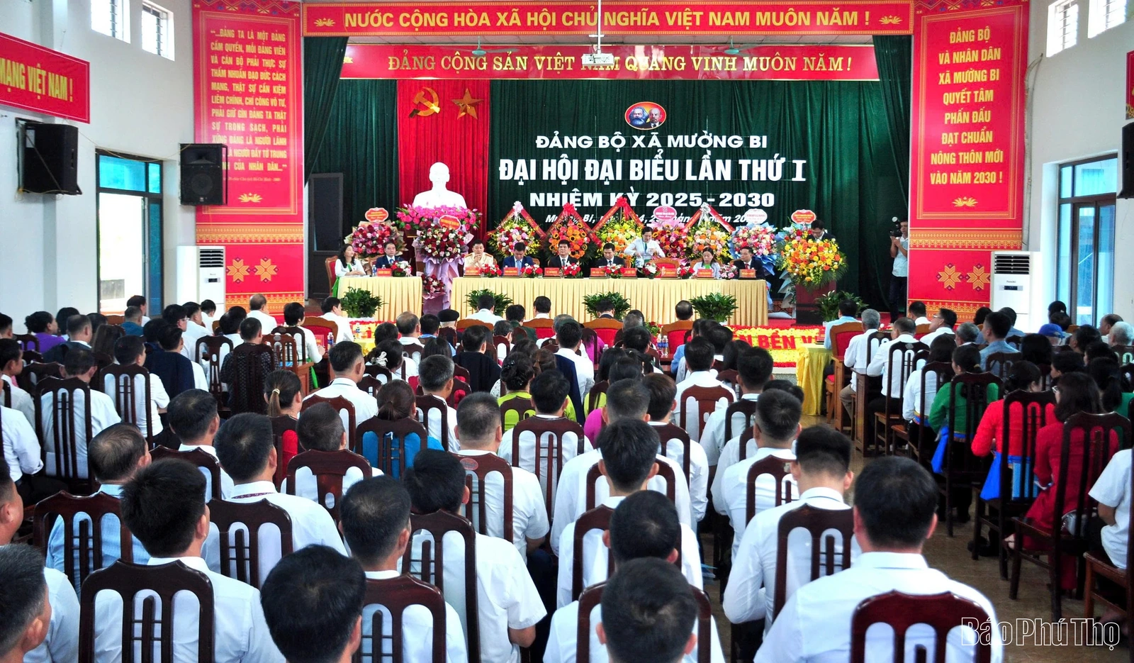 Phó Bí thư Thường trực Tỉnh ủy Nguyễn Phi Long dự và chỉ đạo Đại hội Đảng bộ xã Mường Bi