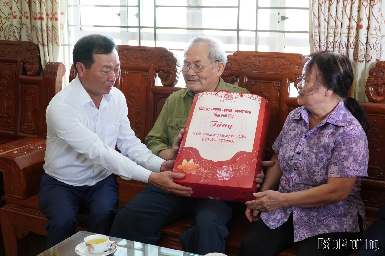 Chủ tịch HĐND tỉnh Bùi Văn Quang thăm, tặng quà thương, bệnh binh xã Phù Ninh