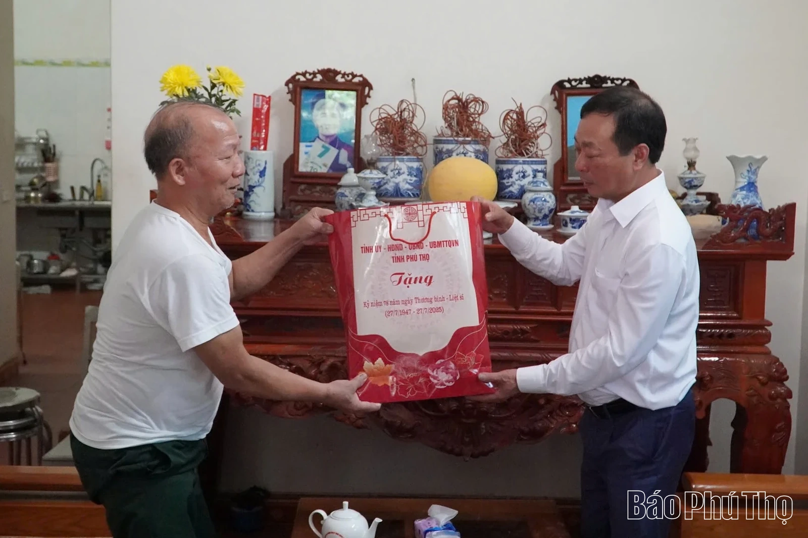 Chủ tịch HĐND tỉnh Bùi Văn Quang thăm, tặng quà thương, bệnh binh xã Phù Ninh