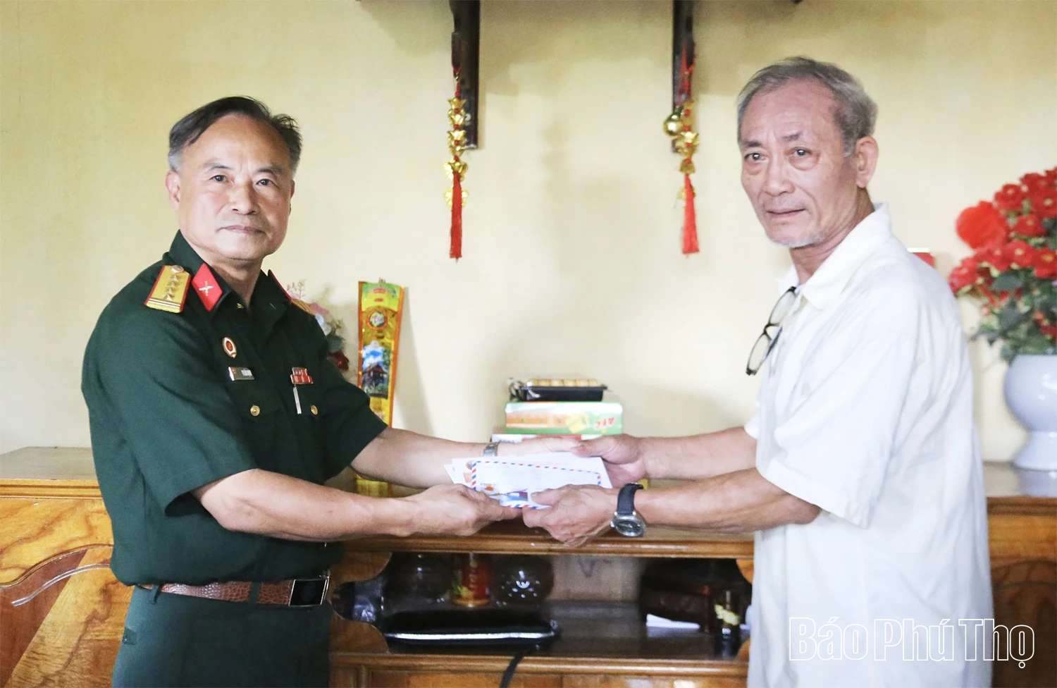 Thăm, tặng quà tri ân gia đình liệt sĩ