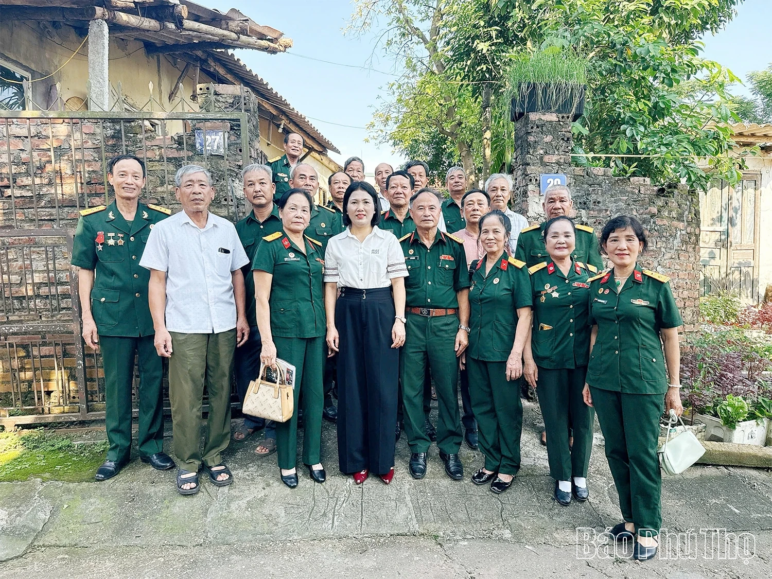 Thăm, tặng quà tri ân gia đình liệt sĩ